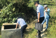 豬獾跌落水池苦苦支撐 歙縣警民聯手將其