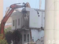 違建樓房“傍上”橋墩 合肥城管執(zhí)法部門(mén)依法拆除