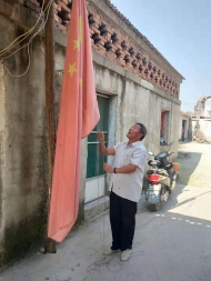 深深?lèi)?ài)國(guó)情！安徽：老人每天升旗 堅(jiān)守?cái)?shù)年（圖）