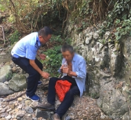 老人走失誤入大山深處 涇縣民警搜尋兩小時成功救出
