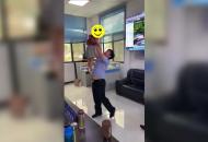亳州一走失萌娃派出所內玩嗨  家人來接不愿走