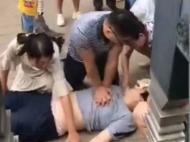 接孩路上施救暈倒路人 這位醫生給孩子上了最好的開學一課