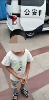 亳州一男童逃脫姐姐的看護迷路 淡定報警求助：姐姐丟了