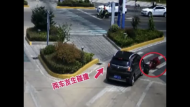 蕪湖：外賣小哥騎車逆行 直接被撞翻在地
