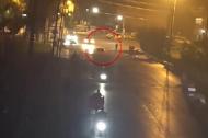 民警當“人肉枕頭” 坐地讓傷者頭枕自己腿上