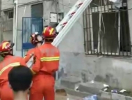 肥東一八旬老人墜樓懸掛在空調(diào)外機(jī)上 警民聯(lián)手解救