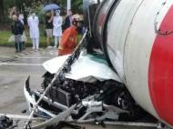 池州境內(nèi)一水泥罐車側(cè)翻后壓扁小轎車 致兩人遇難