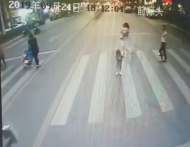 合肥：小學生過馬路時向禮讓行人的公交車駕駛員鞠躬致謝
