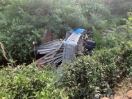 貨車失控墜入河溝3人被困 安慶警民合力搶救傷員