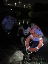 宣城民警苦勸一小時(shí) 河中救起一男孩