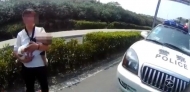 男司機不顧妻兒死活逆行 遇民警連闖多個紅燈