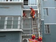 宿州：两岁娃反锁室内 姥姥欲爬到二楼翻窗进入却被困