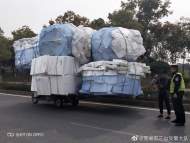 馬路上驚現“大蝸牛”  蕪湖交警及時發現除隱患