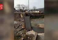 六安舒城一老橋拆除新橋停建 村民只能踩著石頭過河