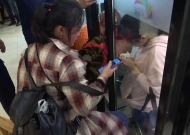 4歲男童玩耍時(shí)頭卡玻璃門縫  亳州消防快速救援