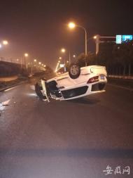 合肥一男子涉嫌酒駕致車側(cè)翻 打車逃離時被抓正著