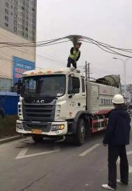 滁州：電纜掉落 民警托舉保道路通暢