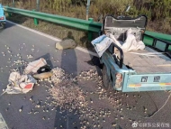 阜陽一位八旬老人騎電動三輪車遇事故受傷 民警及時救助送醫