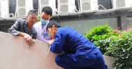 桐城一工人搬運房門 鋼釘扎穿手指