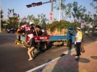 貨車違法載客，六安交警及時查處消隱患