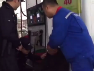 大客車司機加油時突然發病摔倒 馬鞍山民警救助轉危為安