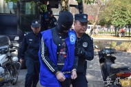 非法拘禁 桐城警方押解13名涉惡團伙犯罪嫌疑人公開指認現場