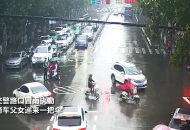 雨是冷的心是暖的！交警路口冒雨執勤 過路父女送傘