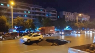 阜陽一路面突然塌陷 司機：車傾斜懸空 太嚇人了