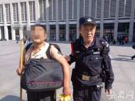 盲人男子來合肥治療   民警熱心救助充當他的“眼睛”
