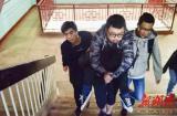 30名男生轮流背同学上下课:大学四年我们都愿背你