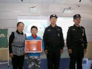 寧國：學生拾金不昧 特警送獎上門