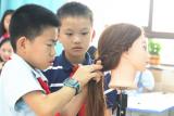 误将编发当编程  合肥一小学男生误入“女儿国”