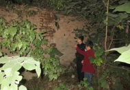 亳州一笨贼翻墙失败竟徒手拆墙  响声引村民围观被抓现行