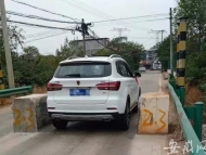 宿松一村民家中突發大火 消防車遭限寬墩擋道