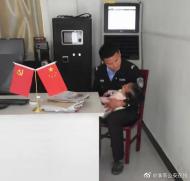 吸毒女子攜1歲女兒當“護身符”  民警查處案件臨時當“保姆”