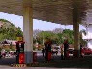 大貨車(chē)司機(jī)2萬(wàn)元油卡遺失加油站   鳳陽(yáng)民警輾轉(zhuǎn)將其追回