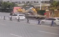大货车紧急刹车  甩掉装载的压路机（视频）