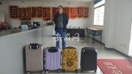 男子錯拿“撞衫”行李箱 里面巨款和電腦變女性用品