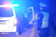 農用車側翻水泥撒滿地阻交通  霍邱交警及時處置消隱患