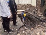 合肥市笔峰路一供水管道遭施工挖断   预计6点前完成抢修