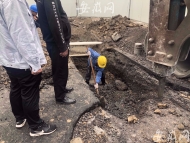 合肥市筆峰路一供水管道遭施工挖斷   預計6點前完成搶修