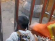2歲男童頭部被卡公交站護欄 合肥消防將其救出