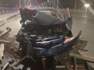 蕪湖一男子疲勞駕駛撞護欄 車輛幾乎撞報廢