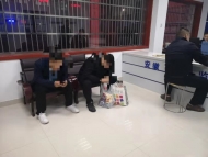  桐城兩男子理發店門口送花圈泄憤  被行政拘留