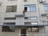 蕪湖一15歲少年因學習與父母起爭執 爬上陽臺被民警救下