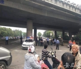 无锡高架桥侧翻|拉上警戒线 挖掘机在清理事发核心现场（视频）