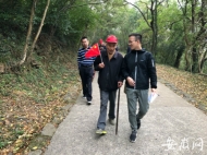 第十二屆“新安·重陽登高節”舉辦 86歲老人趕來參加