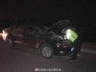 轎車途中突然起火 蕪湖交警及時(shí)出手相助