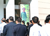 “魔芋大王”何家庆遗体告别仪式在合肥举行  社会各界排队吊唁