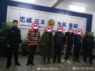 六安：五人聚眾賭博被抓獲，其中一人拄拐杖“戰斗”